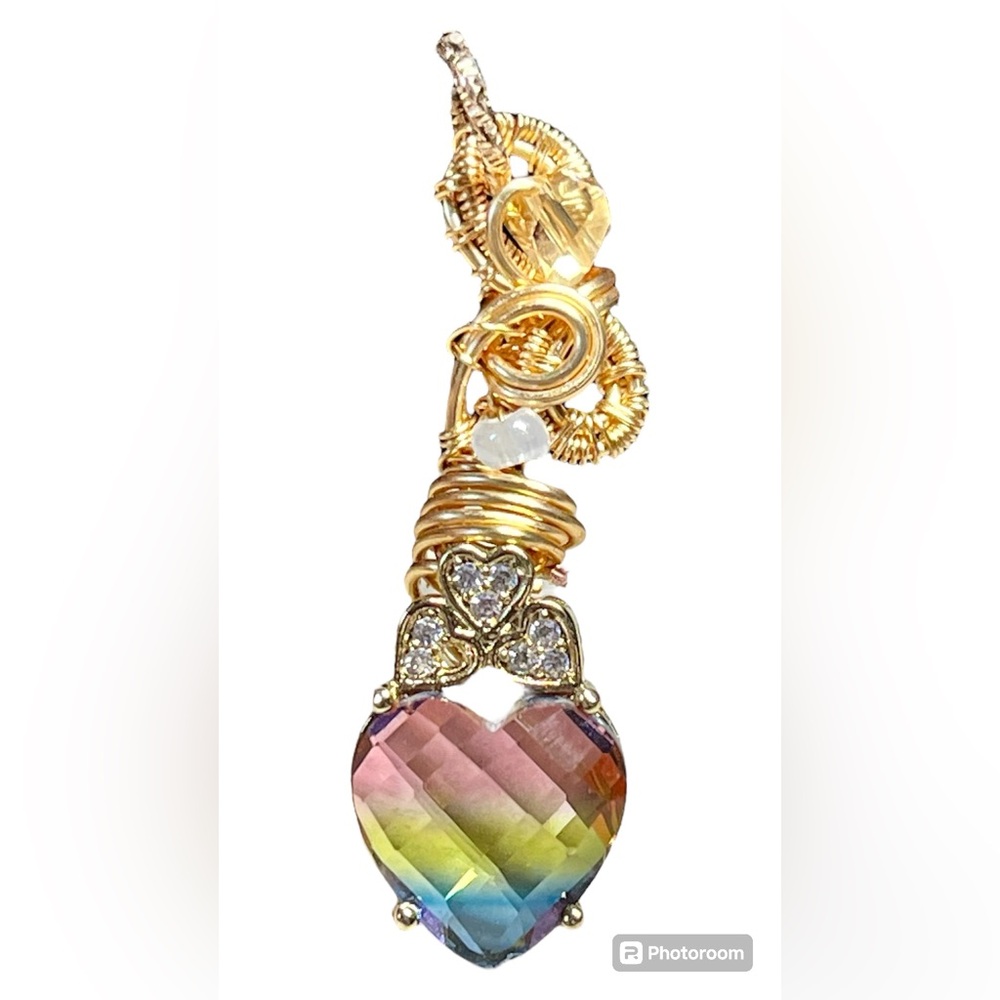 🌈stunning petite heart wrapped pendant